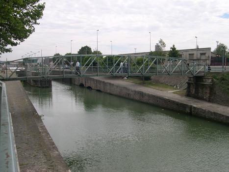 Canal Saint-Denis - Saint-Denis, Seine-Saint-Denis (93), Ile de France, France:Passerelle de l'Ecluse et Ecluse de Saint Denis