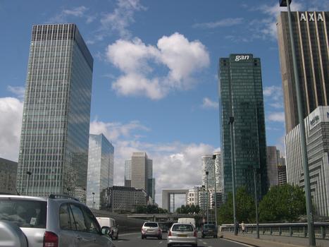 Paris-La Défense von der Neuilly-Brücker her gesehen