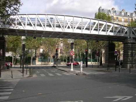Linie 6 der Pariser MetroViadukt entlang der Avenue Auguste Blanqui und Hochbahnhof Glacière: Linie 6 der Pariser Metro Viadukt entlang der Avenue Auguste Blanqui und Hochbahnhof Glacière
