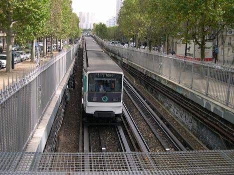 Linie 6 der Pariser MetroBahnhof Saint-Jacques