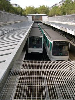 Paris Metro Line 6Saint Jacques Station