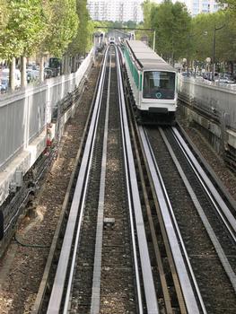 Linie 6 der Pariser MetroBahnhof Saint-Jacques