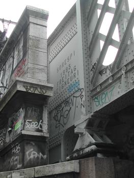Eisenbrücken über den Bercy-Boulevard in Paris