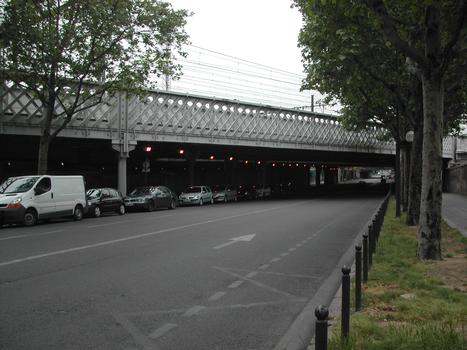 Eisenbrücken über den Bercy-Boulevard in Paris