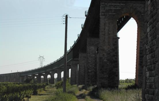 Pont ferroviaire de Cubzac - Entre Cubzac-les-Ponts, Gironde (33), Aquitaine, France et Saint-Vincent-de-Paul, Gironde (33), Aquitaine, France