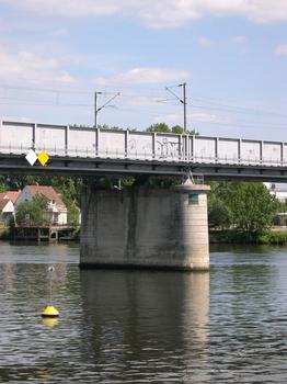 Pont ferroviaire sur la Seine à Conflans Sainte Honorine Conflans-Sainte-Honorine, Yvelines (78), Ile de France, France