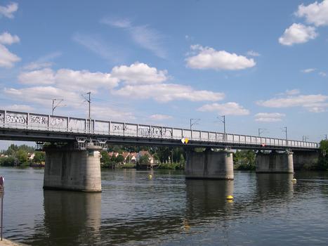 Pont ferroviaire sur la Seine à Conflans Sainte Honorine Conflans-Sainte-Honorine, Yvelines (78), Ile de France, France