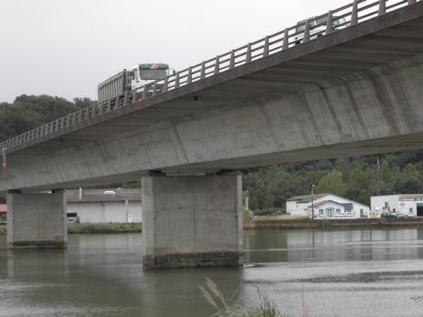Autobahnbrücke über die Adour in Bayonne, Frankreich