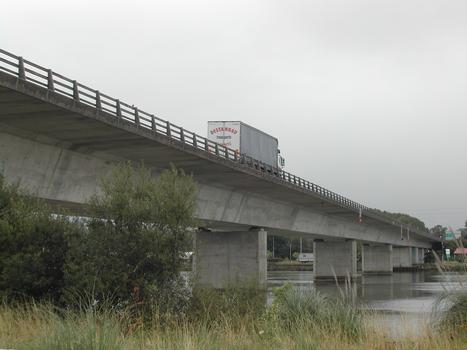 Autobahnbrücke über die Adour in Bayonne, Frankreich