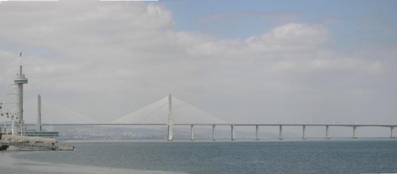 Vasco-da-Gama-Brücke, Lissabon: Der Vasco-da-Gama-Turm ist links ebenfalls sichtbar