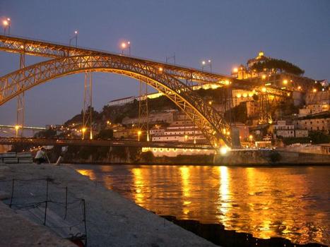 Ponte de Dom Luís, Porto, Portugal.De nuit