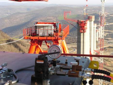 Millau Viaduct: View over the 'Nose Recovery System' including 4 Enerpac positioning cylinders