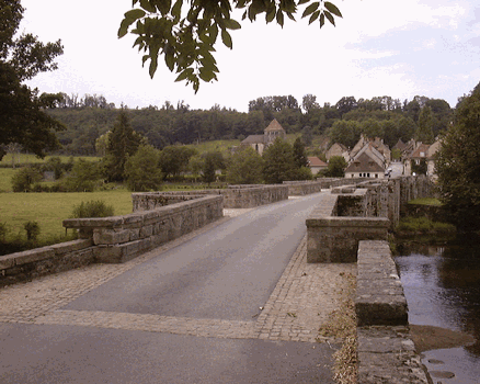 Pont romain du Moutier d'AhunVue générale depuis la rive droite.gif