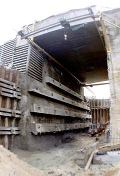 Pont d'Aquitaine:Vue rapprochée de la galerie creusée sous chaussée pour créer la poutre
d'ancrage de la nouvelle suspension