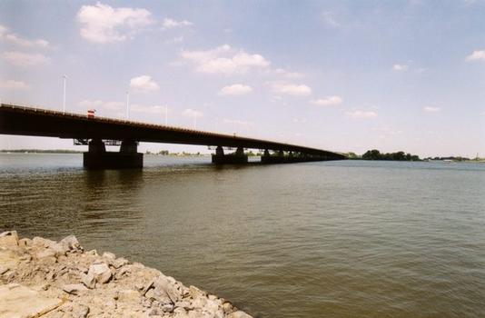 Pont-autoroute à Hollandsch Diep