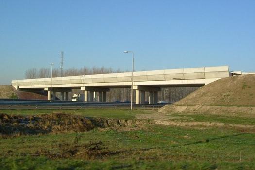 Betuweroute überquert die A2 am Autobahnkreuz/Knooppunt Deil