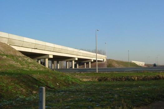 Brücken der Betuweroute am Autobahnkreuz A2/A15 Knooppunt Deil – Die Brücke im Vordergrund quert die A2, jene im Hintergrund die Verbindungskurve von Nijmegen nach Utrecht
