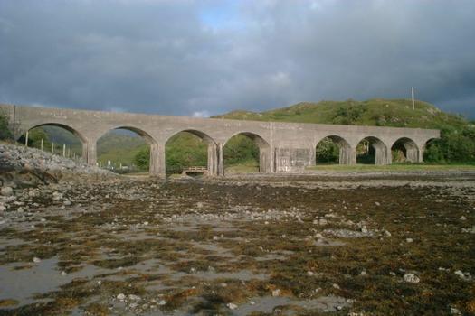 Viadukt der Bahnlinie von Fort William nach Mallaig : Überquert die Mündung des Gleann Mama ins Loch Nan Uamh. Manchmal wird diese Betonbrücke Glen Mama Viaduct oder Gleann Mama Viaduct, manchmal auch Loch Nan Uamh Viaduct genannt