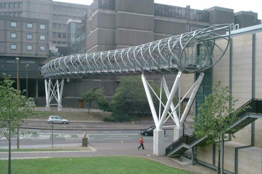 Leith Street Bridge, ein Fußgängersteg in Edinburgh, zwischen dem St James Einkaufszentrum und der benachbarten Tiefgarage gelegen