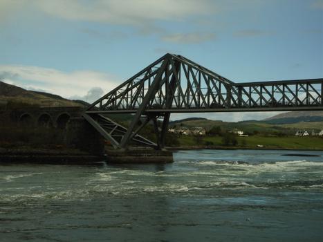 Connel Bridge traversant les Falls of Lora