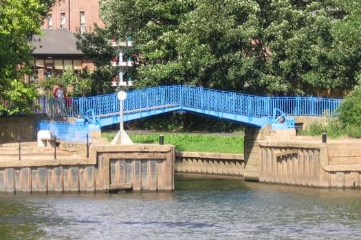 Fußgängerklappbrücke bei einer Schleuse in York