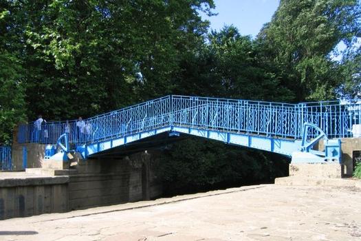 Fußgängerklappbrücke bei einer Schleuse in York
