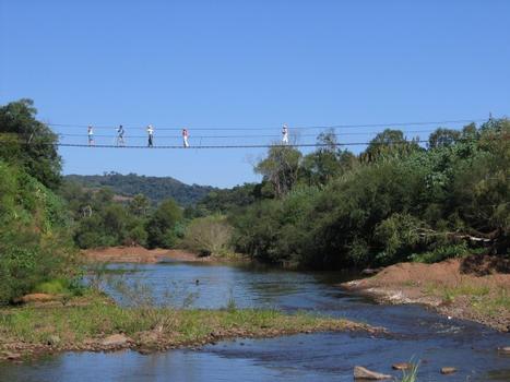 Trarbachs Hängebrücke über den Rio Pardinhoim Gebiet von Santa Cruz do Sul, Rio Grande do Sul, Brasilien : Trarbachs Hängebrücke über den Rio Pardinho im Gebiet von Santa Cruz do Sul, Rio Grande do Sul, Brasilien