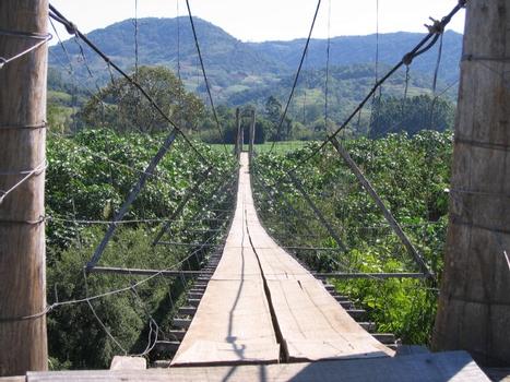 Trarbachs Hängebrücke über den Rio Pardinhoim Gebiet von Santa Cruz do Sul, Rio Grande do Sul, Brasilien: Trarbachs Hängebrücke über den Rio Pardinho im Gebiet von Santa Cruz do Sul, Rio Grande do Sul, Brasilien