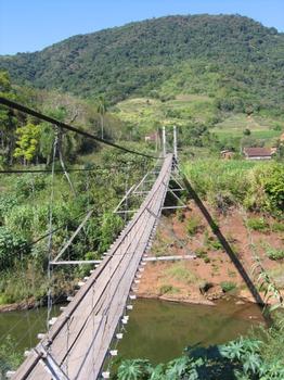Trarbachs Hängebrücke über den Rio Pardinhoim Gebiet von Santa Cruz do Sul, Rio Grande do Sul, Brasilien : Trarbachs Hängebrücke über den Rio Pardinho im Gebiet von Santa Cruz do Sul, Rio Grande do Sul, Brasilien
