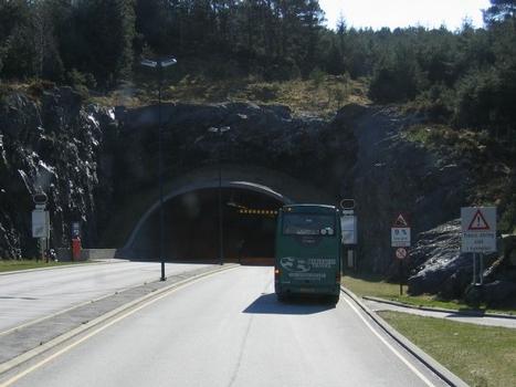 Nordwestportal Bømlafjordtunnelen, der laut Schild im Tunnel eine Tiefe von -260.4 Meter erreicht