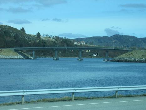 Bridge of the E39 road crossing Askjesundet