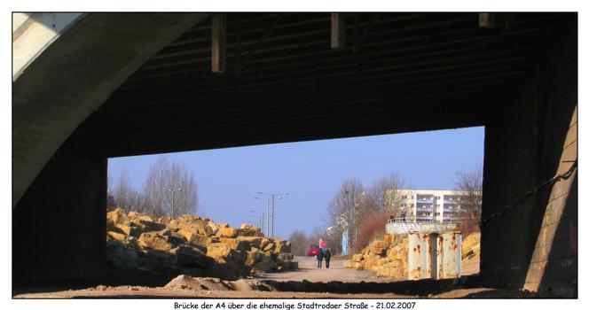die Stadtrodaer Straße unterquert die A4 in Richtung Jena-Zentrum. Inzwischen ist die eine Hälfte der Brücke abgerissen, weil zukünftig die Stadtrodaer Straße über die A4 hinweg führt