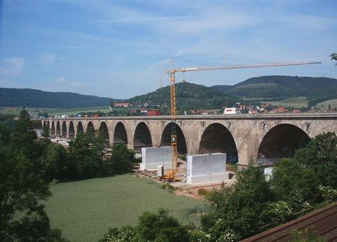 Autobahn A4 – Saaletalbrücke, Jena – Blick von der östlichen Seite. Die Bahnstrecke unten, ist die Strecke Weimar-Gera. Das Flüsschen links vom Kran ist die Roda