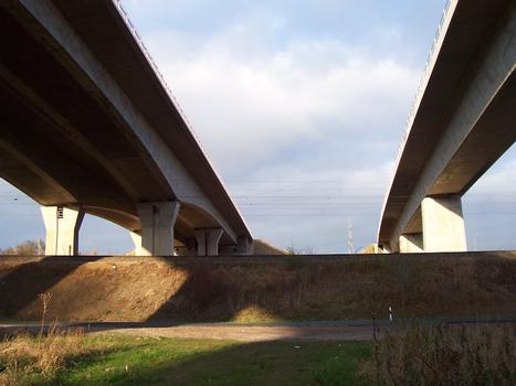 Brücken über die Apfelstädt – links Autobahnbrücke, rechts Eisenbahnbrücke