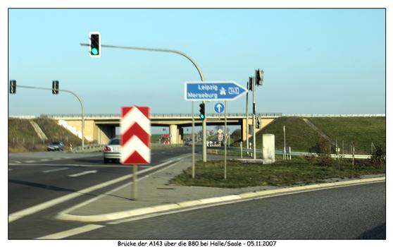 Brücke der Autobahn A143 über die B80 bei Bennstedt