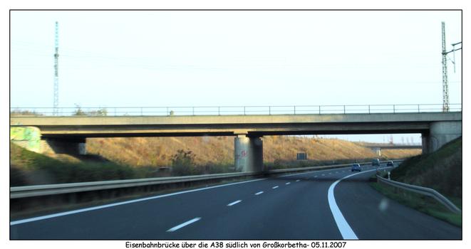 Eisenbahnbrücke über die Autobahn A38