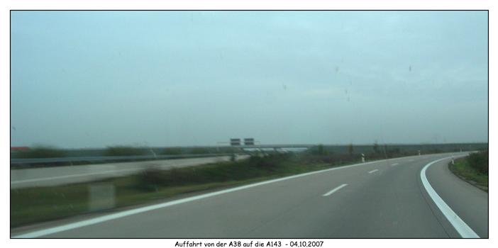 Brücke über die Autobahn A38 - Abfahrt von der A38 auf die A143 am Autobahndreieck Halle-Süd