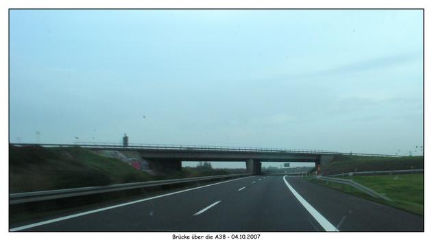 Brücke über die Autobahn A38