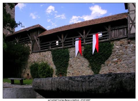 Schloß Tirol - im Innenhof der Burg
