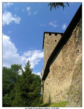 Schloß Tirol - die Westseite der Burg mit dem Bergfried