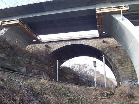 Autobahnbrücke der A4 über die Saale. Strecke der Saaletalbahn unter den beiden Brücken