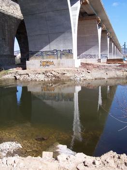 Baustelle der neuen Saaletalbrücke der A4. Blick über die Saale auf den westlichen Teil der neuen Brücke
