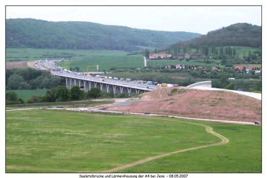 Lobdeburgtunnel - in der Mitte des Bildes (im Bereich des «Erdhaufens») ist der Hubschrauberlandeplatz zu sehen, der für Notfälle vorgesehen ist, die im Zusammenhang mit Brücke, bzw. Lärmschutzeinhausung stehen