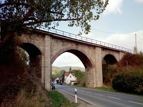 Eisenbahnbrücke über die B4 zwischen Plaue und Neusiss