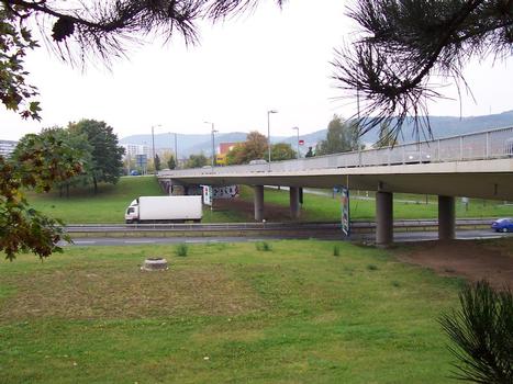 Iéna: Pont-route sur la voie express (Stadtrodaer Strasse) : En arrière-plan le pont-tramway, à l'avant le pont-route