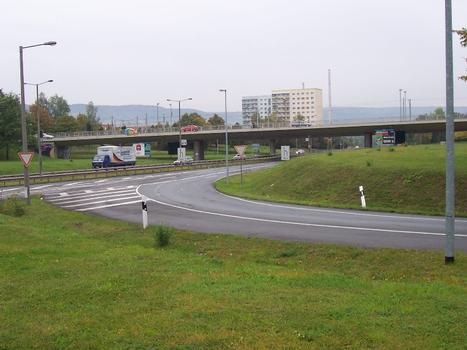 Iéna: Pont-route sur la voie express (Stadtrodaer Strasse). En arrière-plan le pont-tramway, à l'avant le pont-route