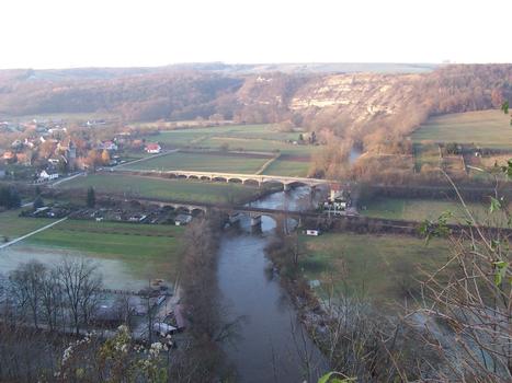 Saalebrücke Langefeld-Saaleck. Links die Ortschaft Saaleck, in Bildmitte auf dem Bergrücken die Ausflugsgaststätte «Himmelreich»