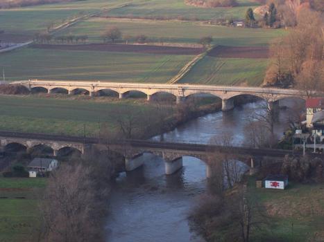Saalebrücke Langefeld-Saaleck von der Rudelsburg. Hinten die Straßenbrücke, vorn die Eisenbahnbrücke der Saaletalbahn