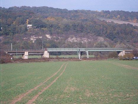 Pont du croisement de deux lignes ferroviaires à Grossheringen