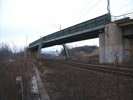 Pont du croisement de deux lignes ferroviaires à Grossheringen